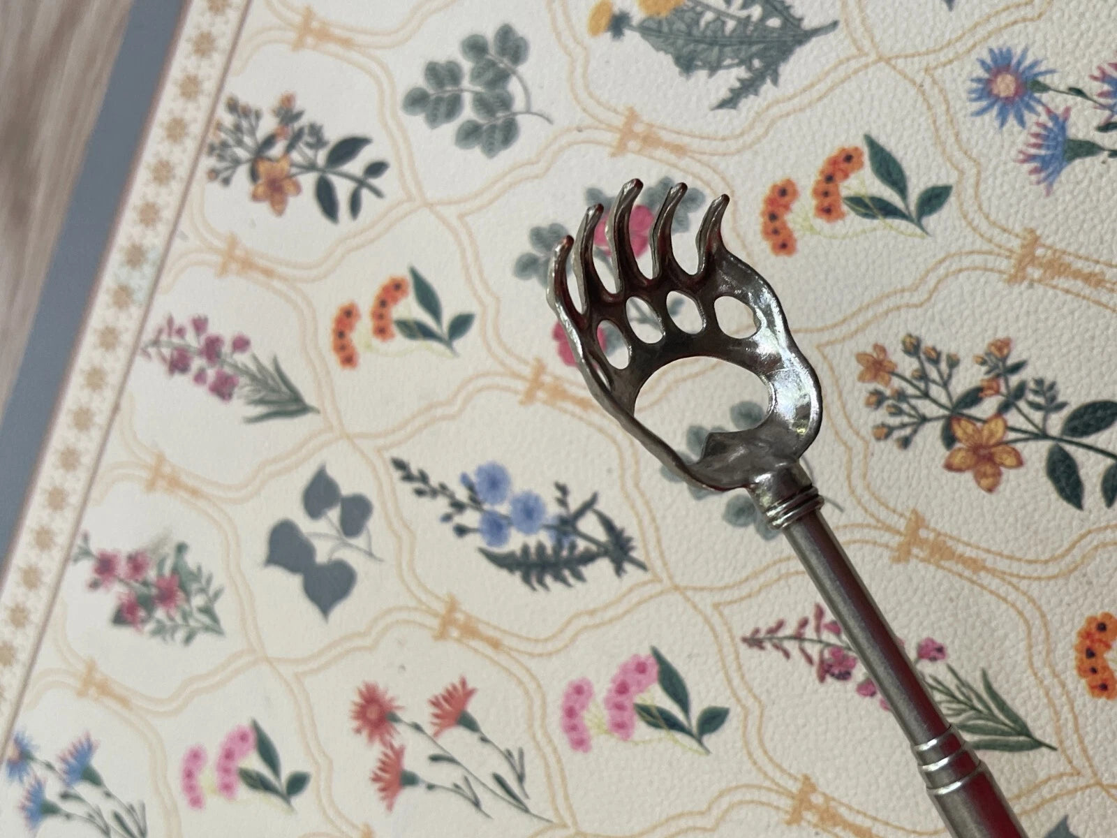 Metal Animal Bear Claw Back Scratcher w/ Wooden Handle 24"