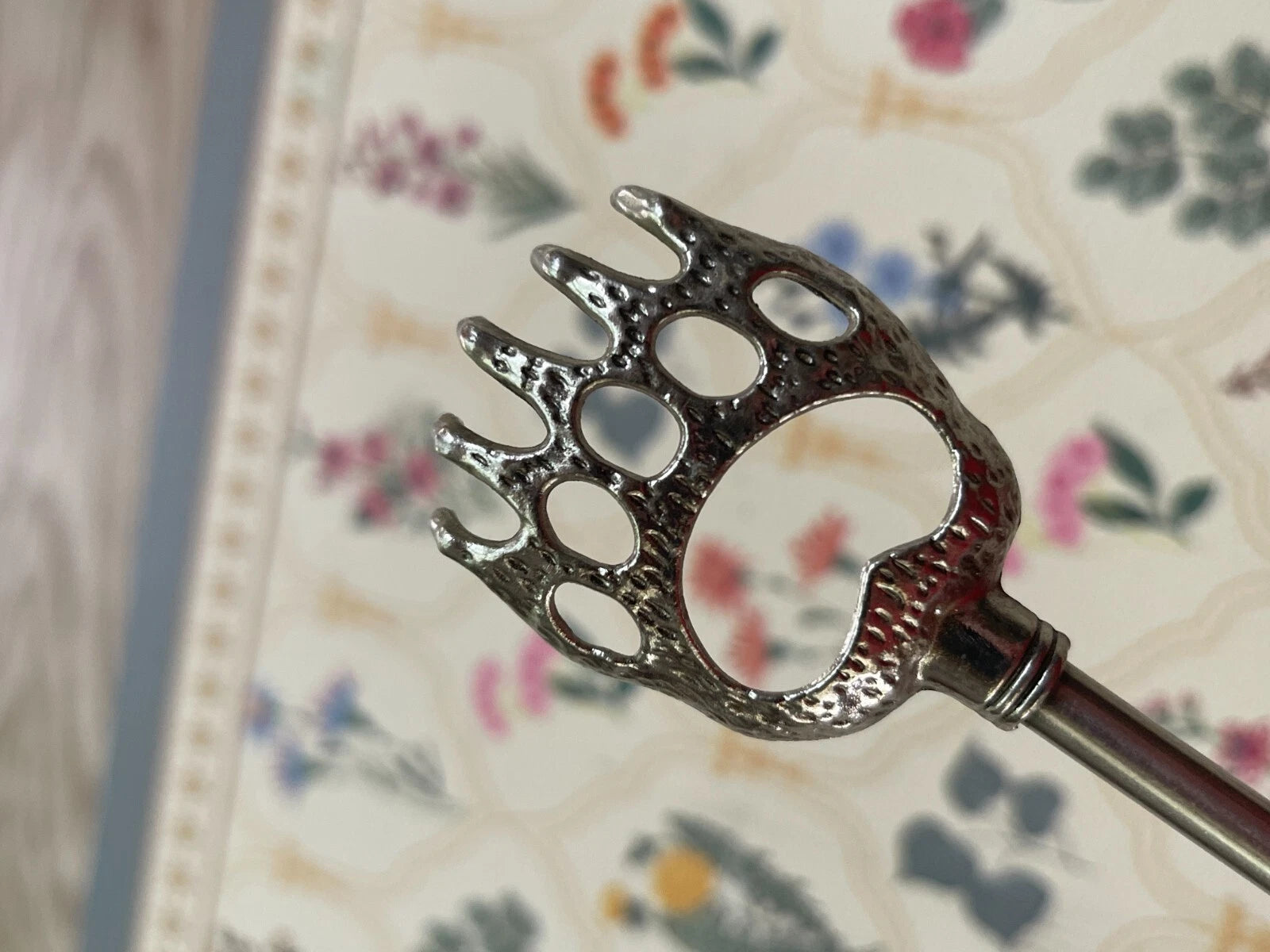 Metal Animal Bear Claw Back Scratcher w/ Wooden Handle 24"